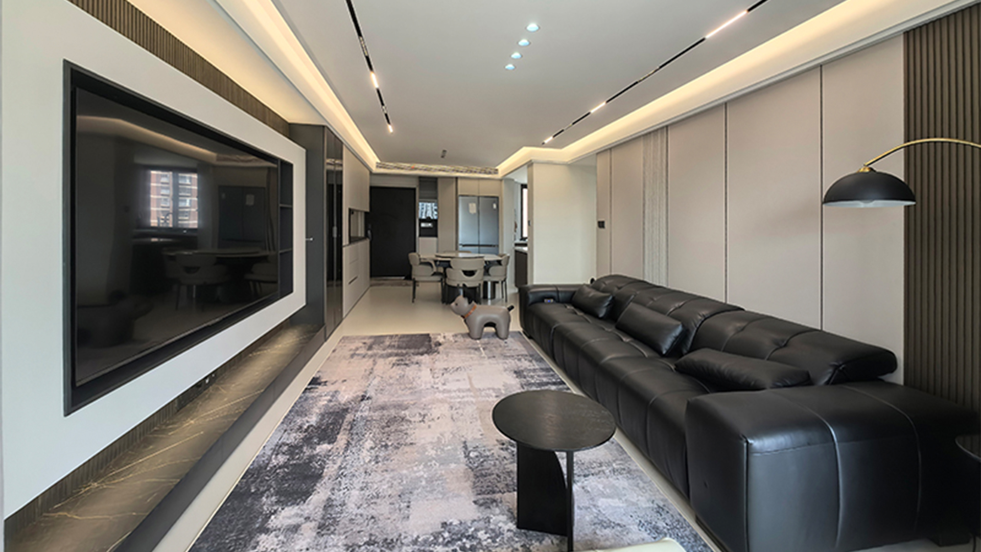 現(xiàn)代簡約風(fēng) | 中性色調(diào)與材質(zhì)協(xié)奏，無主燈設(shè)計高效空間